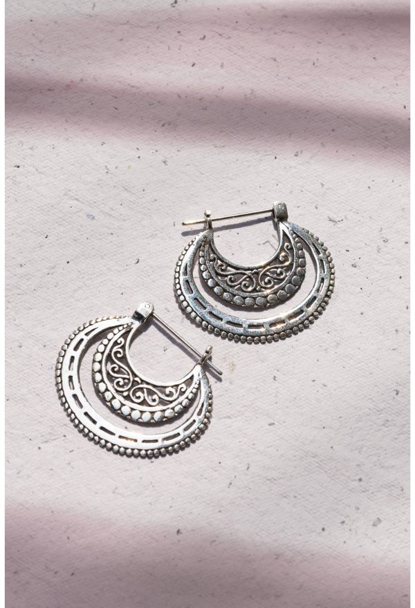 AMAZING CURVE HOOP EARRINGS - Image 2