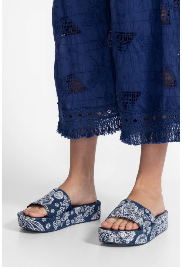 BANDANA EMBROIDERED DENIM PLATFORM SLIDE - Image 5